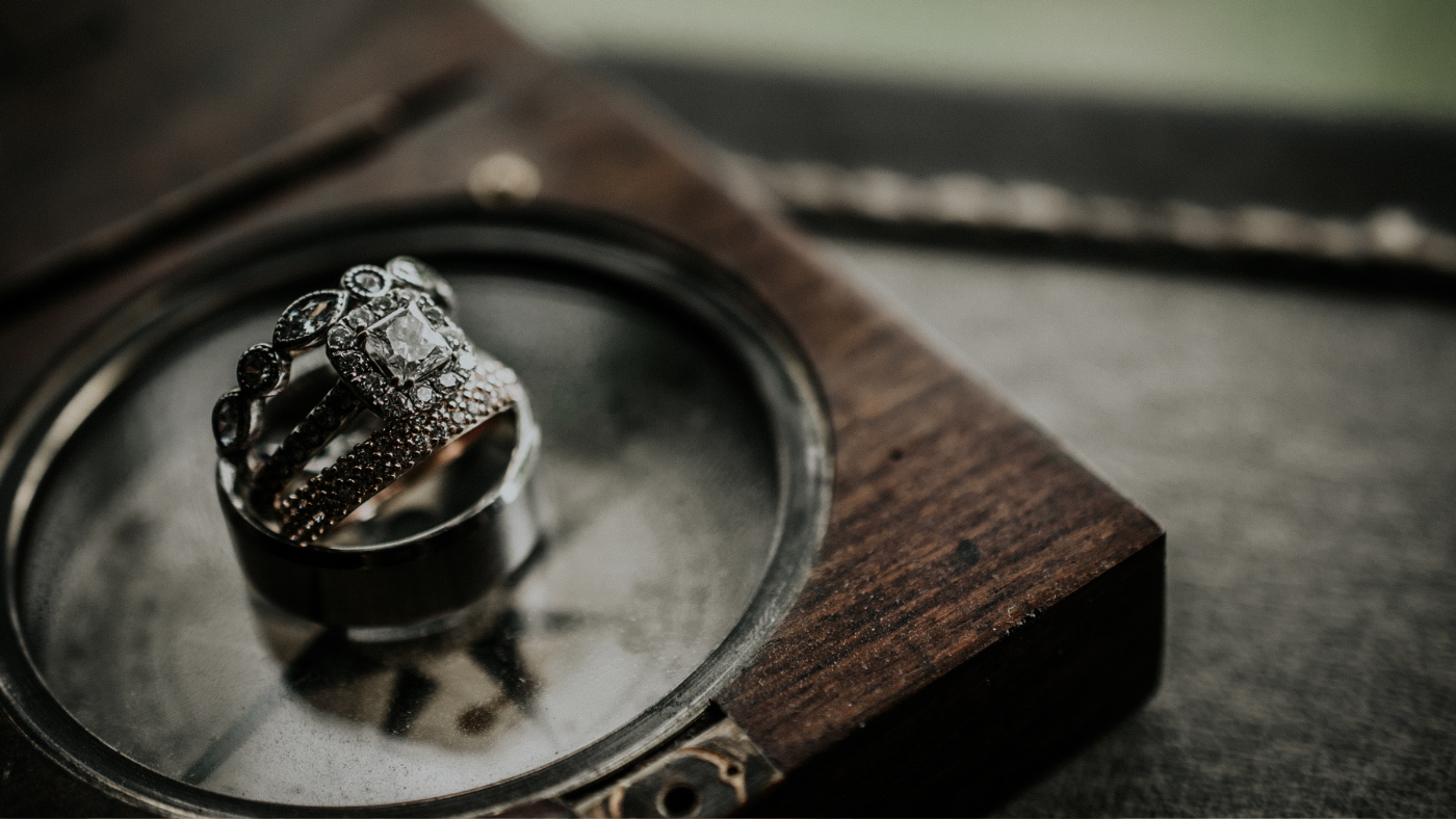 Antique vs vintage engagement rings: what’s the difference?