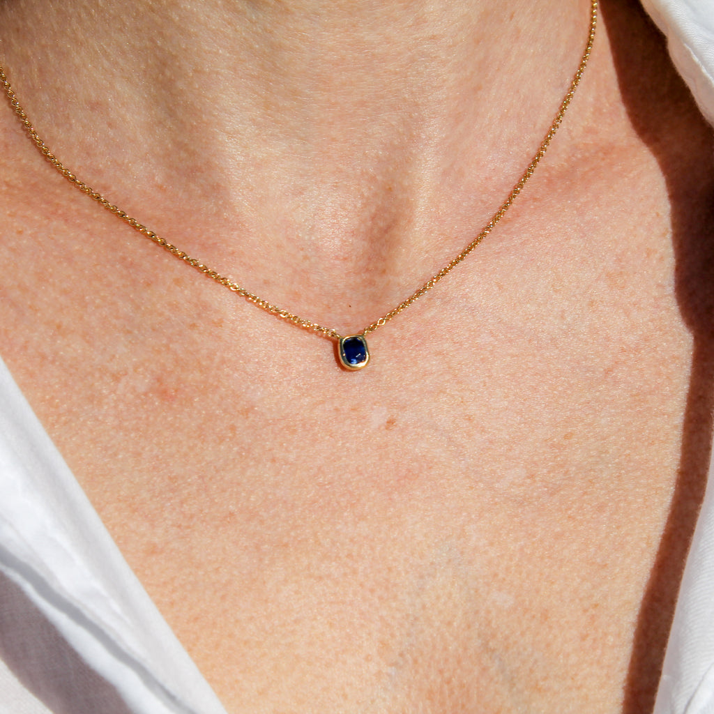 Natural sapphire pendant 