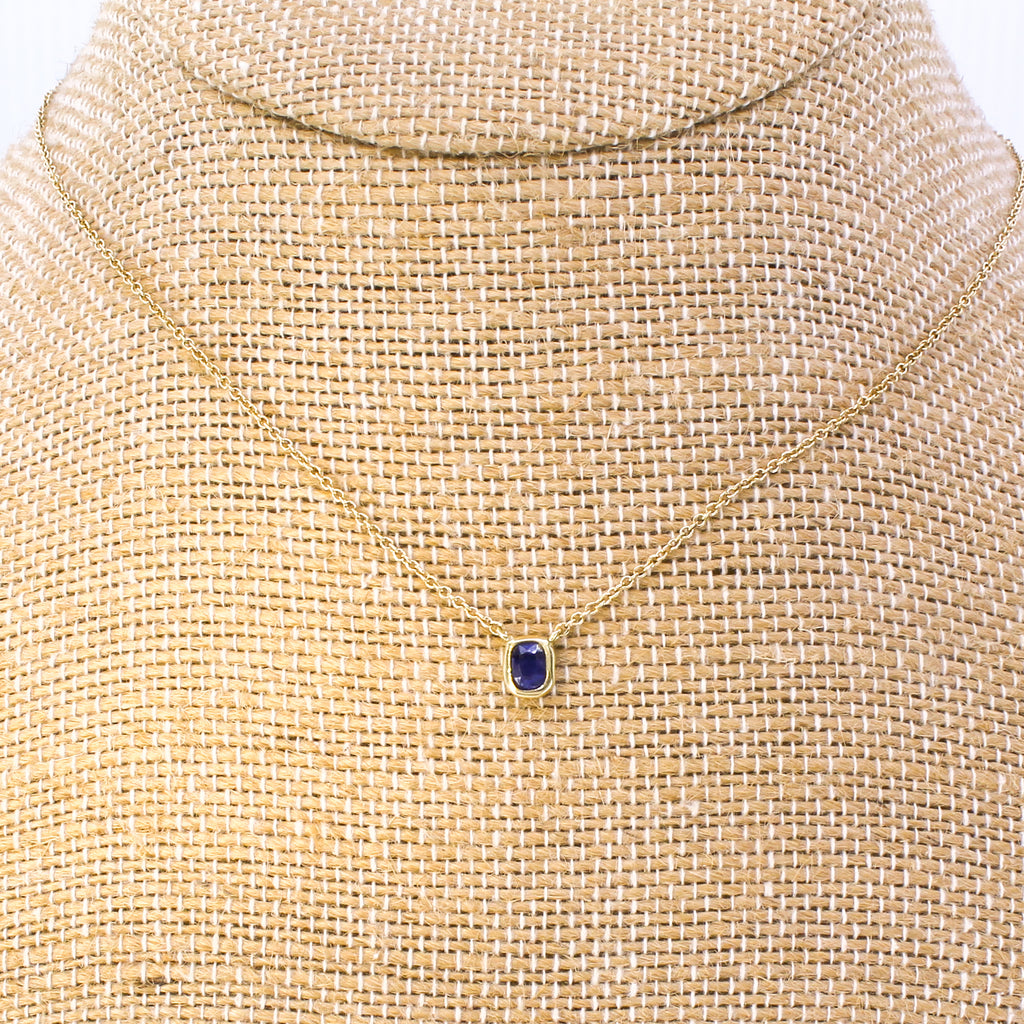 Natural sapphire pendant 